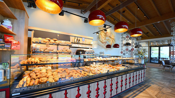 Die frische Theke von der Bäckerei Moritz mit vielen Backprodukten.